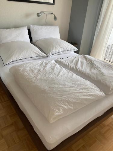 Un pat sau paturi într-o cameră la Tor zum Pfälzerwald