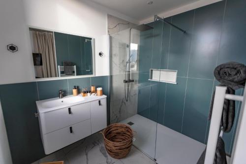 アジャクシオにあるVILLA ALBA ROSULAのバスルーム(洗面台、ガラス張りのシャワー付)