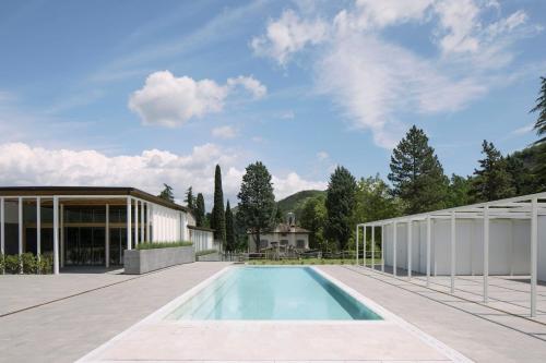 una piscina en el patio trasero de una casa en Corte San Ruffillo Country Resort, en Dovadola