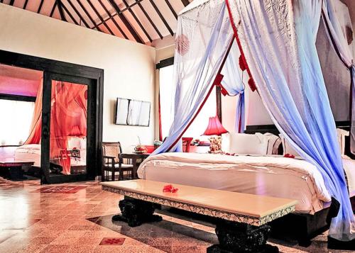 Hotel Tugu Lombokにあるベッド
