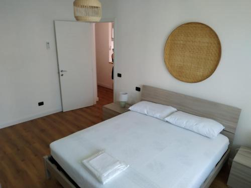 Schlafzimmer mit einem Bett und einem Wandspiegel in der Unterkunft Domus Maris Pineto in Pineto