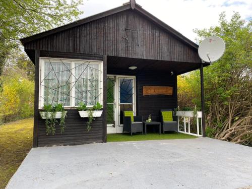 a small building with a table and chairs in it at Het Hongaarse Vissershuisje in Dunaszekcső