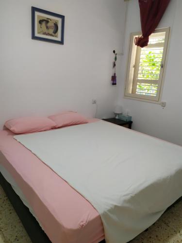 מיטה או מיטות בחדר ב-דירה משפחתית בעין גדי