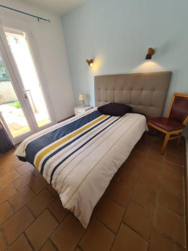 En eller flere senge i et værelse på jolie villa avec piscine