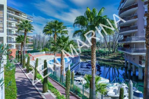 un complexe avec une piscine et des palmiers dans l'établissement ZEN MARINA, à Mandelieu-la-Napoule