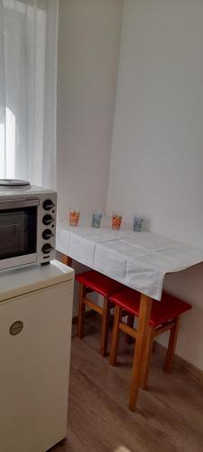 Kuchyňa alebo kuchynka v ubytovaní Könyvkuckó Apartman
