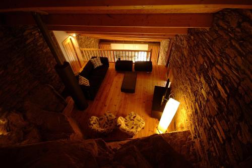 una vista aérea de una sala de estar con sofás en Casa do Moleiro, en Mirandela