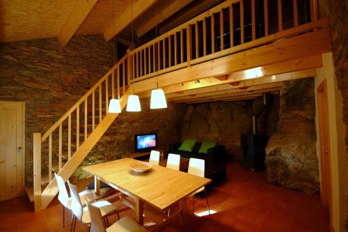 - une salle à manger avec une table et des chaises en bois dans l'établissement Casa do Moleiro, à Mirandela