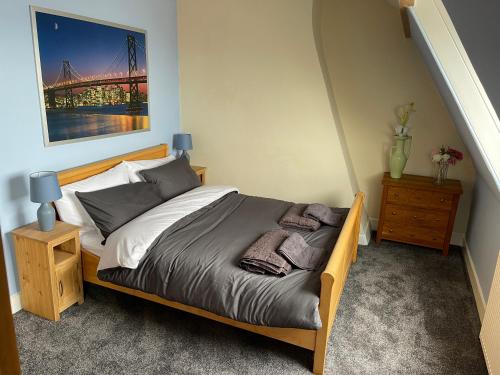 1 dormitorio con 1 cama y un puente en HARBOUR VIEW HOLIDAY LET - Entire 3 Bedroom Maisonette With Spectacular Harbour And Sea Front Views Sleeps 5 en Bridlington