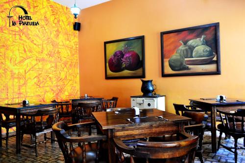 Reštaurácia alebo iné gastronomické zariadenie v ubytovaní Hotel La Plazuela