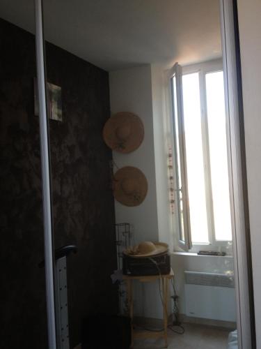 Cette chambre dispose d'une fenêtre et d'une table. dans l'établissement Coquet T3 à 500m de la mer, à Marseille