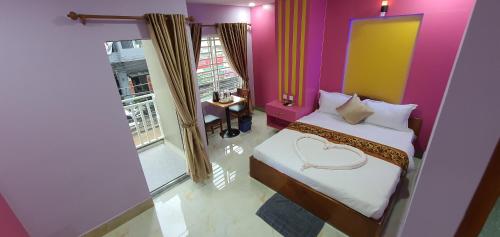 a bedroom with a bed with a heart decoration on it at Pheng Chenda Hotel in Krong Poi Pet