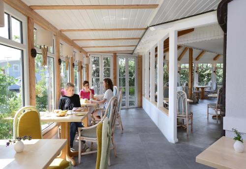 Un restaurante o sitio para comer en Hotel Villa Granitz