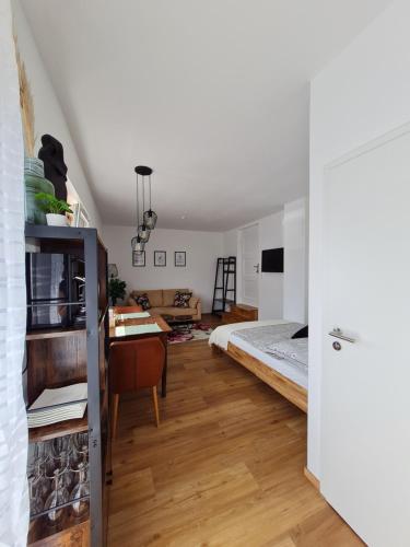 ein Schlafzimmer mit einem Bett und einem Schreibtisch in einem Zimmer in der Unterkunft Ferienapartment Heimatgefühl in Bühl