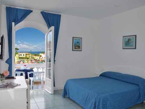 1 dormitorio con cama y vistas al océano en Hotel Galidon Wellness Park & SPA, en Isquia
