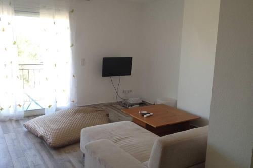 un salon avec un canapé et une table dans l'établissement Ghisonaccia, F4 de charme, à Ghisonaccia