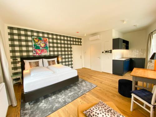 sypialnia z łóżkiem w środku pokoju w obiekcie Blackhome Vintage Innsbruck City Centre I contactless check-in w mieście Innsbruck