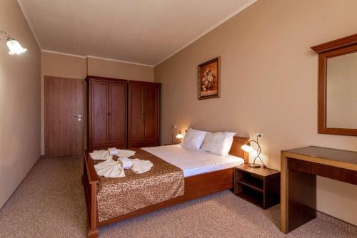 Un pat sau paturi într-o cameră la Festa Pomorie Resort