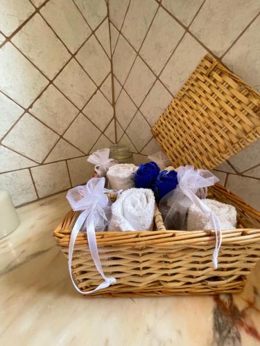 een mand gevuld met handdoeken in een kamer bij Casa Vittoria in Palau