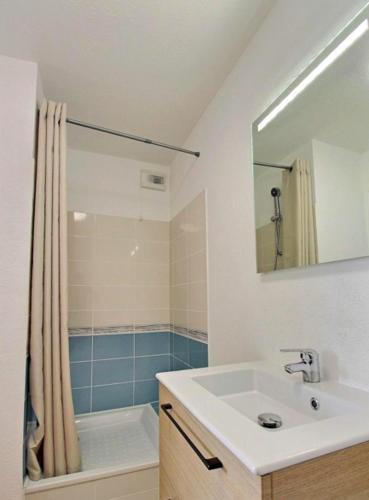 une salle de bain avec un lavabo, une baignoire et une douche dans l'établissement Les vents du sud, à Séné