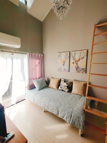 um quarto com uma cama num quarto com uma escada em MeMe Inn - Vacation STAY 10900 em Saitama