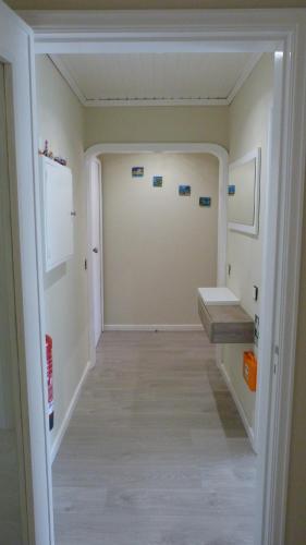 - un couloir d'une chambre avec un évier et un comptoir dans l'établissement My Sunny Apartment Barra, à Praia da Barra