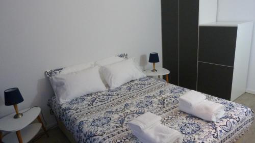 - une chambre avec un lit et des serviettes dans l'établissement My Sunny Apartment Barra, à Praia da Barra
