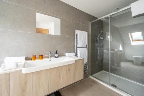 a bathroom with a sink and a shower at Ardeonaig Hotel & Restaurant in Ardeonaig