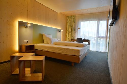 um quarto de hotel com uma cama e uma janela em Ökohotel Alea Eco em Pfaffenhofen an der Ilm