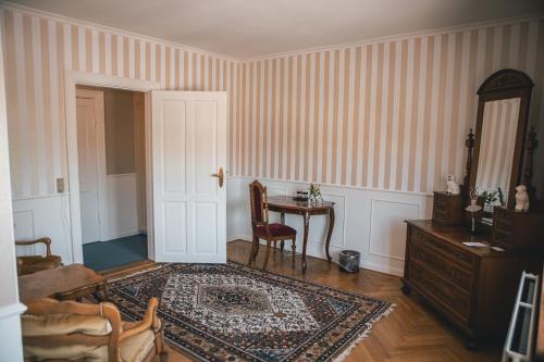 a living room with a table and a chair at Sonnerupgaard Hotel & Konference in Kirke-Hvalsø