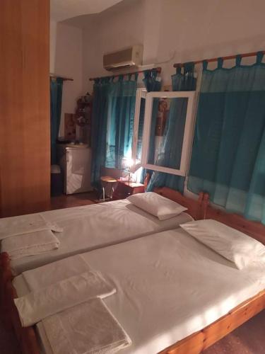 Postel nebo postele na pokoji v ubytování Ενοικιαζόμενα δωμάτια Ματούλα Κοχειλα