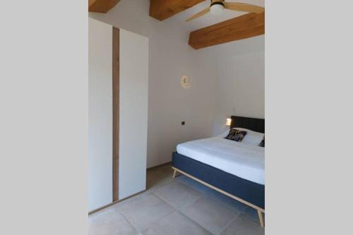 - une chambre avec un lit et un plafond dans l'établissement Un petit coin de Bali avec SPA et piscine privés, à Carpentras