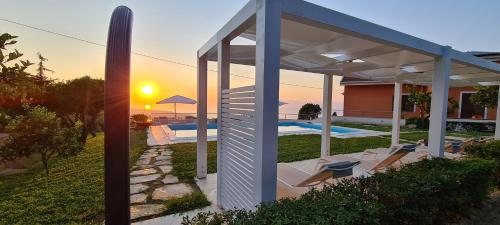 une villa avec une piscine et une maison dans l'établissement Villa Zufrò, à Vibo Valentia