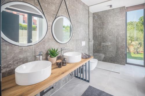 Ένα μπάνιο στο Villa Grota - Luxury 4-Bedroom Villa with Private Pool & Garden near Poreč