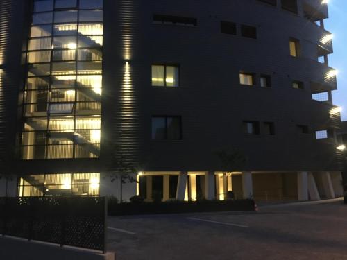 Un grand bâtiment avec des lumières allumées devant lui dans l'établissement Green House 71, à Vérone