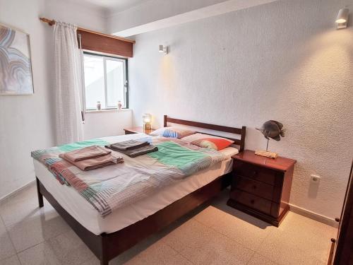 1 dormitorio con cama y ventana en Casa Mar e Sol, NEW apartment near the beach with balcony, en Sesimbra