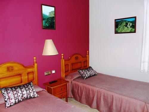Un pat sau paturi într-o cameră la Hostal Rural Casa Castro