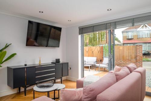 GuestReady - Unique Home near Wimbledon with Gorgeous Deck and Parking