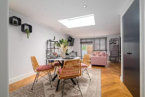 GuestReady - Unique Home near Wimbledon with Gorgeous Deck and Parking