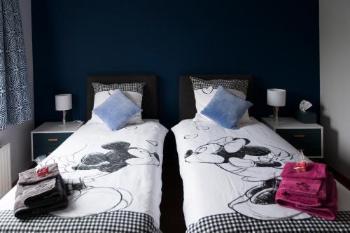 1 Schlafzimmer mit 2 Einzelbetten und weißen Bettdecken in der Unterkunft Wellintown Guest House in Waterloo
