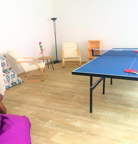Habitación con mesa de ping pong y sillas. en Sportovni apartman, en Náchod