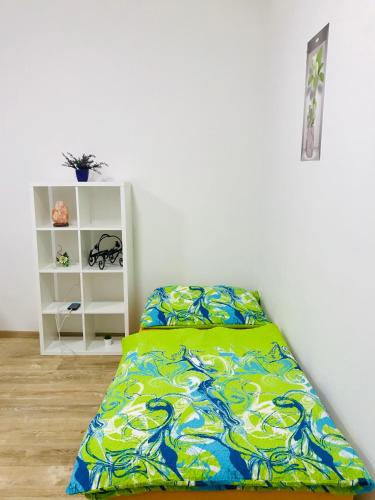 1 dormitorio con cama y estante blanco en Sportovni apartman, en Náchod