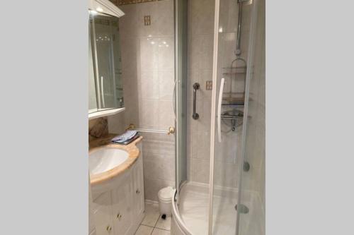 a bathroom with a shower and a sink at Super duplex bord de mer, histoire nature sport. in Merville-Franceville-Plage