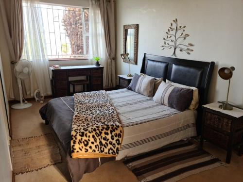 Llit o llits en una habitació de Kosmos View Luxury Apartments