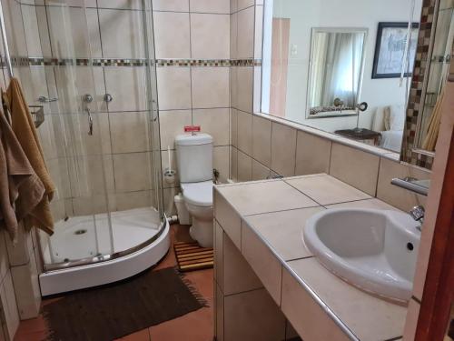 Ένα μπάνιο στο Kosmos View Luxury Apartments