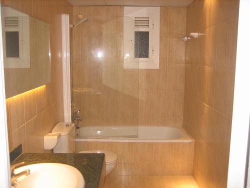 Un baño de Hotel Brisamar Suites