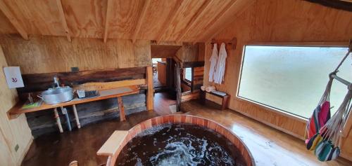 uma vista superior de um quarto com uma banheira num camarote em Cabañas y Casa Kauken em Puerto Natales