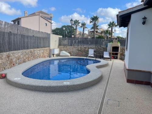 basen na patio z ogrodzeniem w obiekcie Impeccable 3-Bed Villa in Hancienda del alamo w mieście Fuente Alamo