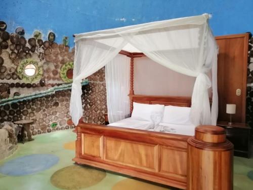 ein Schlafzimmer mit einem Himmelbett in der Unterkunft Cabinas Piuri in Rio Celeste