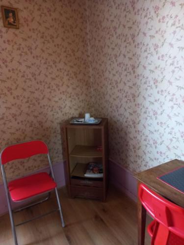 a room with a table and a chair and a desk at 2 chambres d'hôtes privées louées séparément avec communs à partager in Beaufort